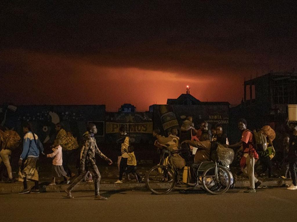 Habitants de Goma fuyant l' eruption volcanique
