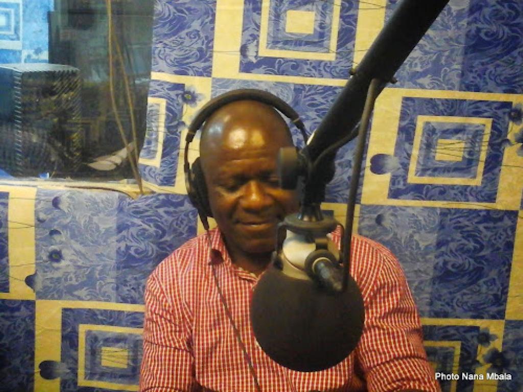 Otis Ngoma, sélectionneur des Léopards des moins de 20 ans, dans le studio de Radio Okapi le 21 décembre 2014. Photo Nana Mbala