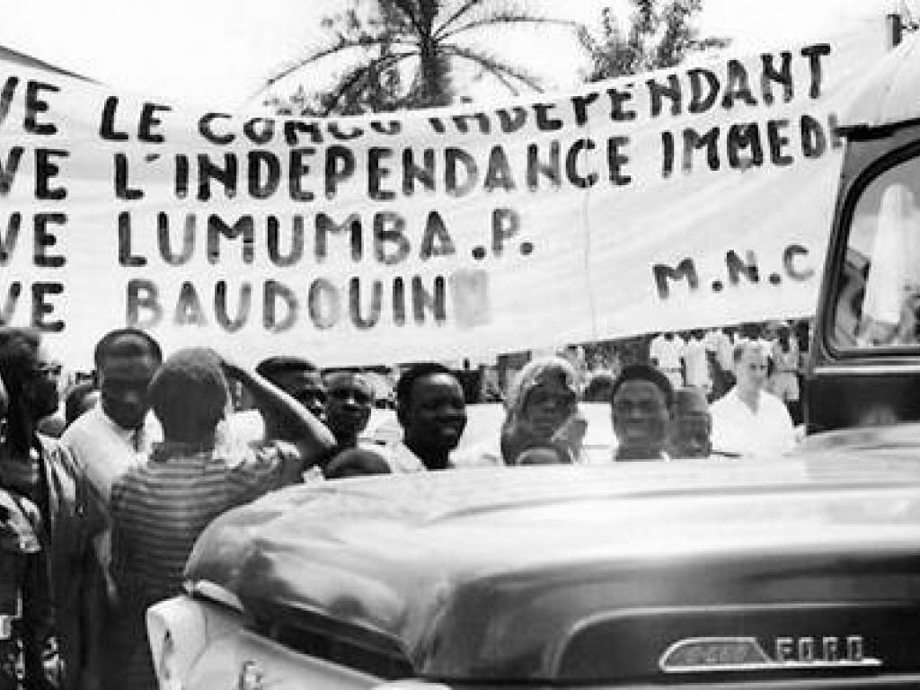 Photo publiée le 18 décembre 1960 à Stanleyville (aujourd'hui Kisangani) de Congolais tenant une banderole revendiquant l'indépendance du Congo et soutenant le dirigeant Patrice Lumumba, alors que le roi Baudouin de Belgique visite l'ancienne colonie du Congo belge (Congo Belge), aujourd'hui appelée République démocratique du Congo (RDC). Le Congo belge est devenu indépendant le 30 juin 1960.  © AFP