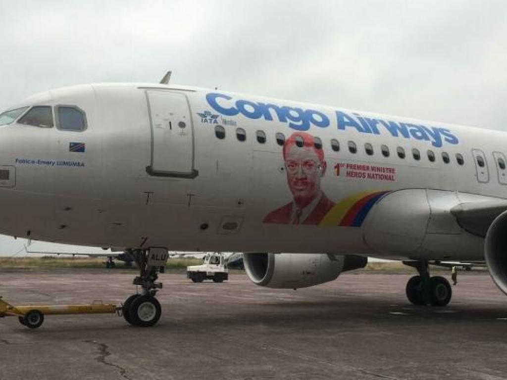 L'avion transportant le cercueil de Lumumba