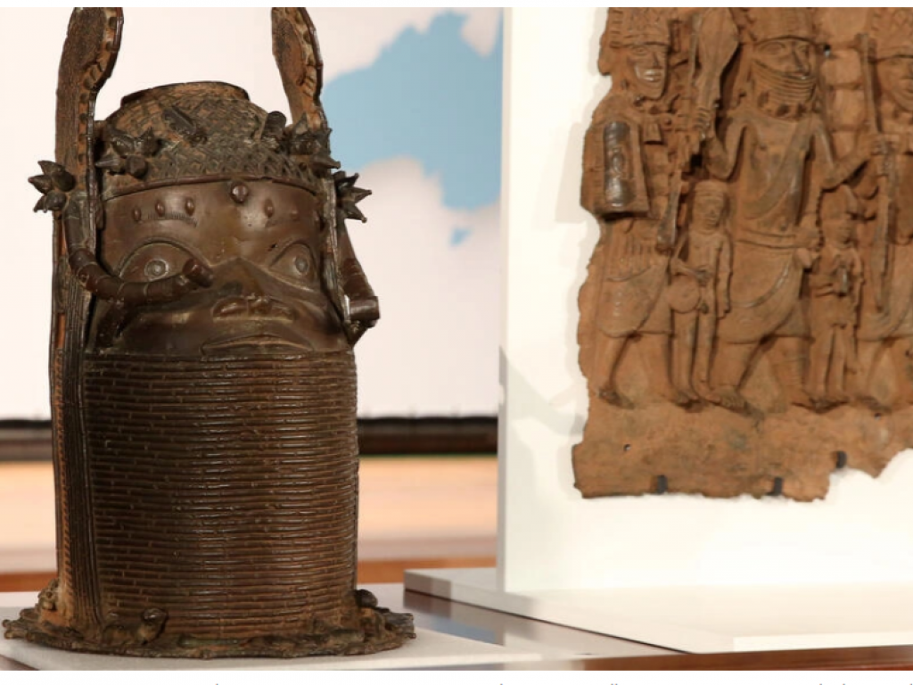 Des sculptures "bronzes de Benin" exposées lors d'une cérémonie d'accord pour leur retour d'Allemagne au Nigeria, à Berlin le 1er juillet 2022 Adam BERRY AFP