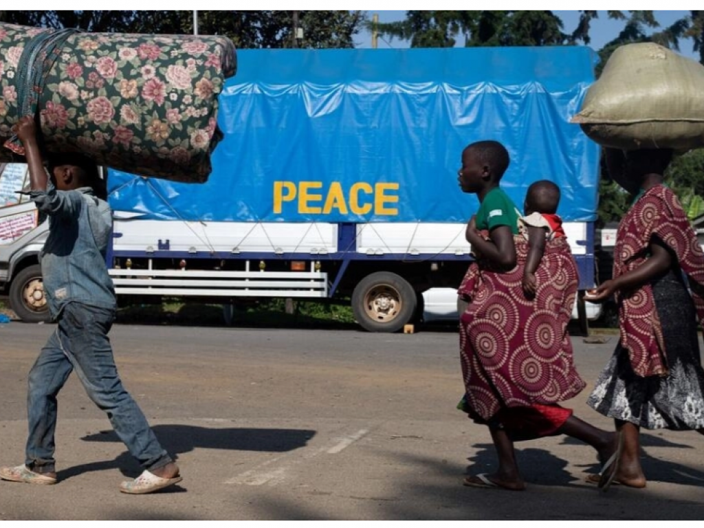 Un groupe de demandeurs d'asile de la République démocratique du Congo (RDC) au poste frontière de Bunagana en Ouganda, le 10 novembre 2021 à la suite d'un combat meurtrier entre les rebelles du M23 et les troupes de la RDC. (Illustration) AFP - BADRU KATUMBA