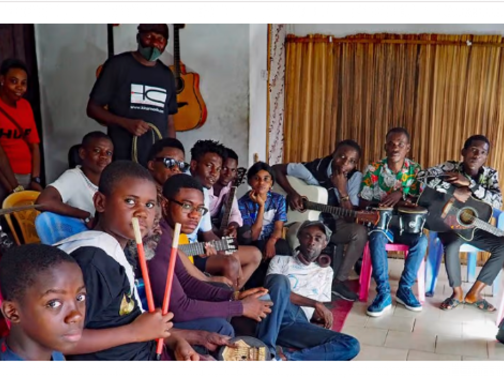 Élèves et « professionnels-professeurs » au centre de musique Kinarmonik, en novembre 2021. © Muriel Devey Malu-Malu pour JA