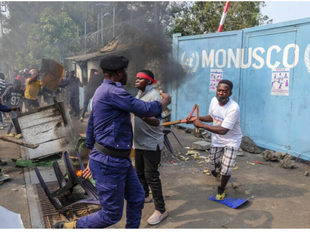 Des manifestants hostiles à la présence de la Monusco protestent devant la base onusienne de Goma, le 25 juillet 2022. AP - Moses Sawasawa