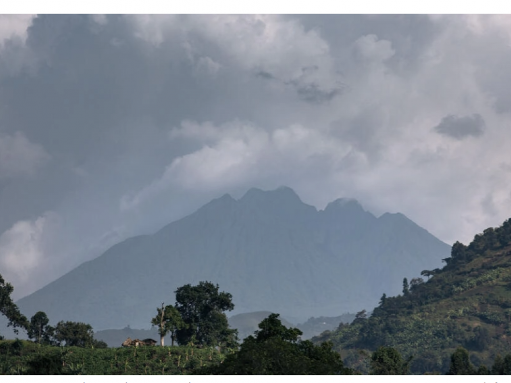 Cette photographie aérienne prise le 1er avril 2022 montre le mont Sabyinyo, un repaire du groupe armé M23/ARC, qui marque la frontière entre la République démocratique du Congo, l'Ouganda et le Rwanda. AFP - ALEXIS HUGUET
