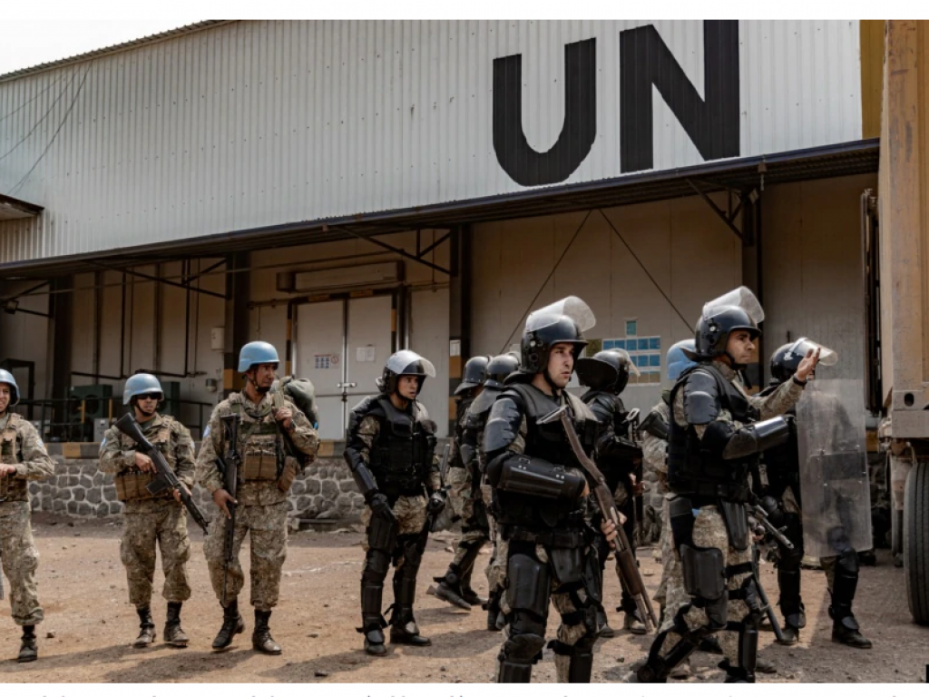 Des soldats de l'ONU de la mission de maintien de la paix en République démocratique du Congo (MONUSCO) prennent position dans un entrepôt pillé dans les installations de l'ONU à Goma, le 25 juillet 2022.