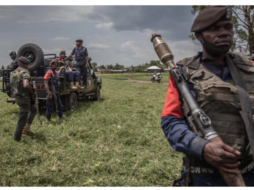Des soldats des Forces armées congolaises patrouillent près de Kiwanja, au Nord-Kivu en RDC, quelques jours après des affrontements avec des rebelles du M23, le 3 avril 2022. © AFP / Guerchom Ndebo