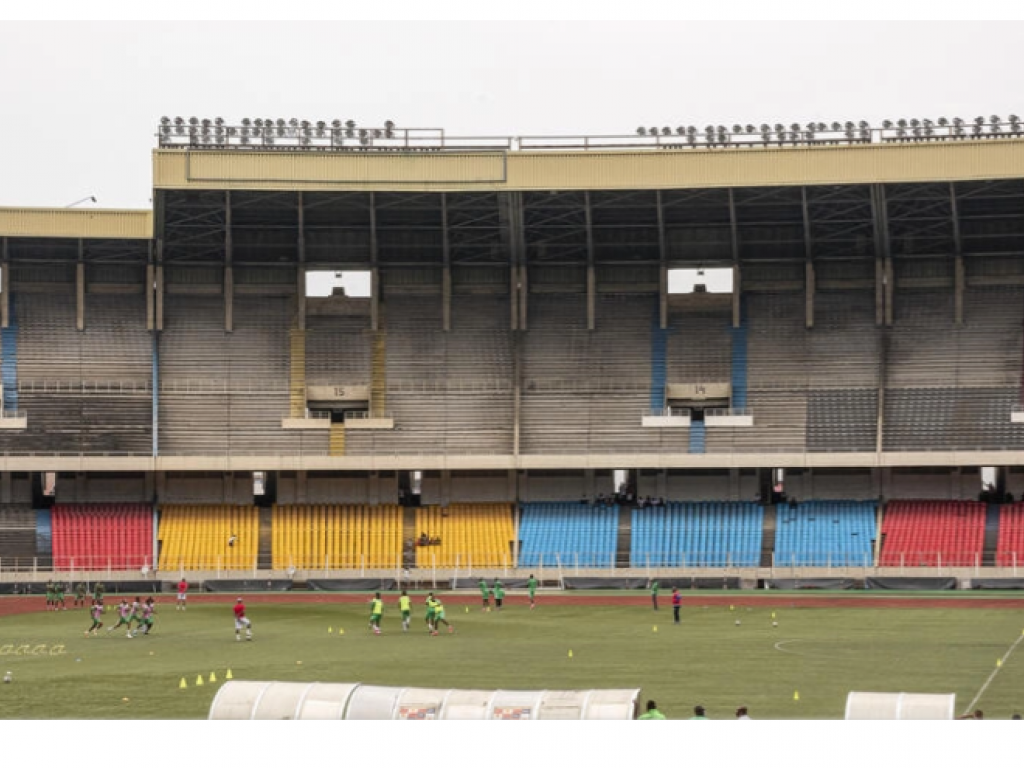 Lors d'un entraînement du club de football DC Motema Pembe au Stade des martyrs, infrastructure qui servira durant les Jeux de la Francophonie 2023 de Kinshasa. © AFP - ARSENE MPIANA