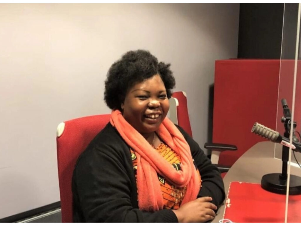 Tatiana Mukanire Bandalire en studio à RFI (novembre 2021). © Catherine Fruchon-Toussaint/RFI