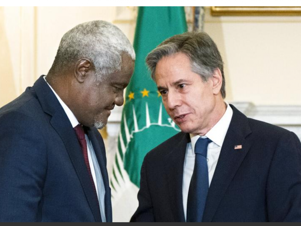 Antony Blinken et le président de l'Union africaine, Moussa Faki Mahamat, lors de la signature d'un protocole de coopération pour promouvoir la santé publique sur le continent africain, le 11 mars 2022, à Washington. 