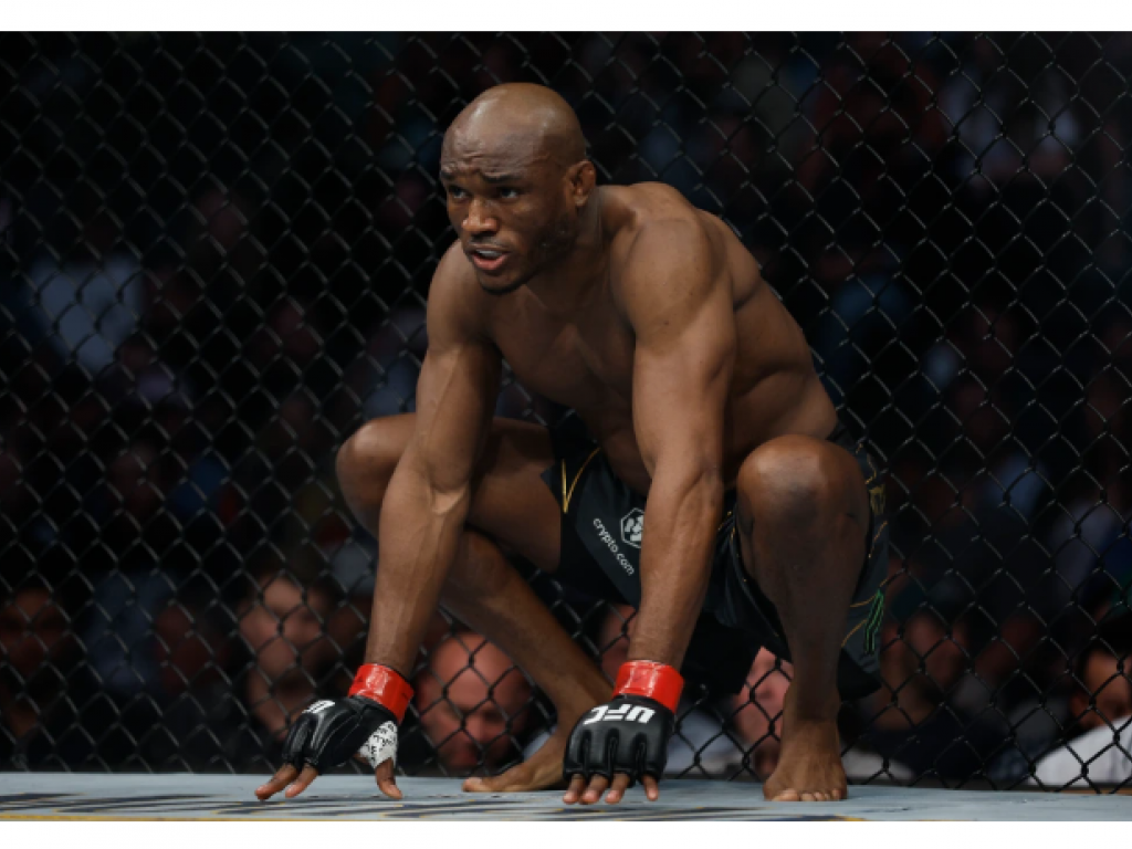 Le Nigerian Kamaru Usman a alligne 15 victoires successives avant sa defaite d' hier soir. 