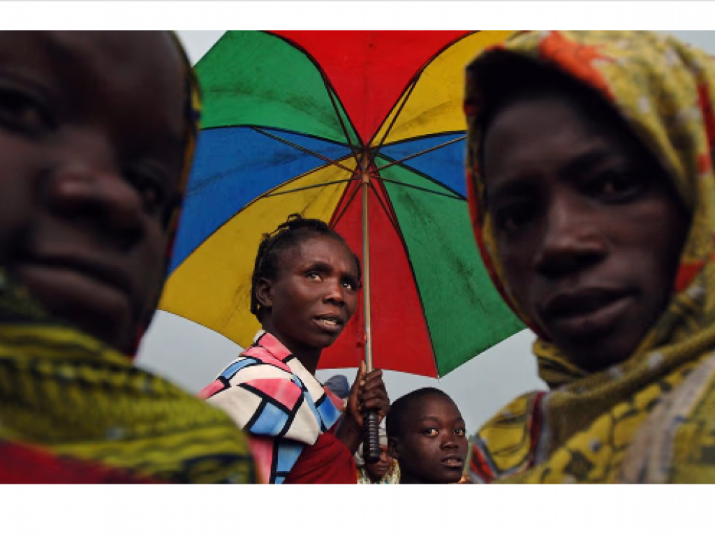 Des femmes et des enfants au camp de réfugiés de Bolengo, près de Goma, RDC, en octobre 2007. © Lionel Healing/AFP