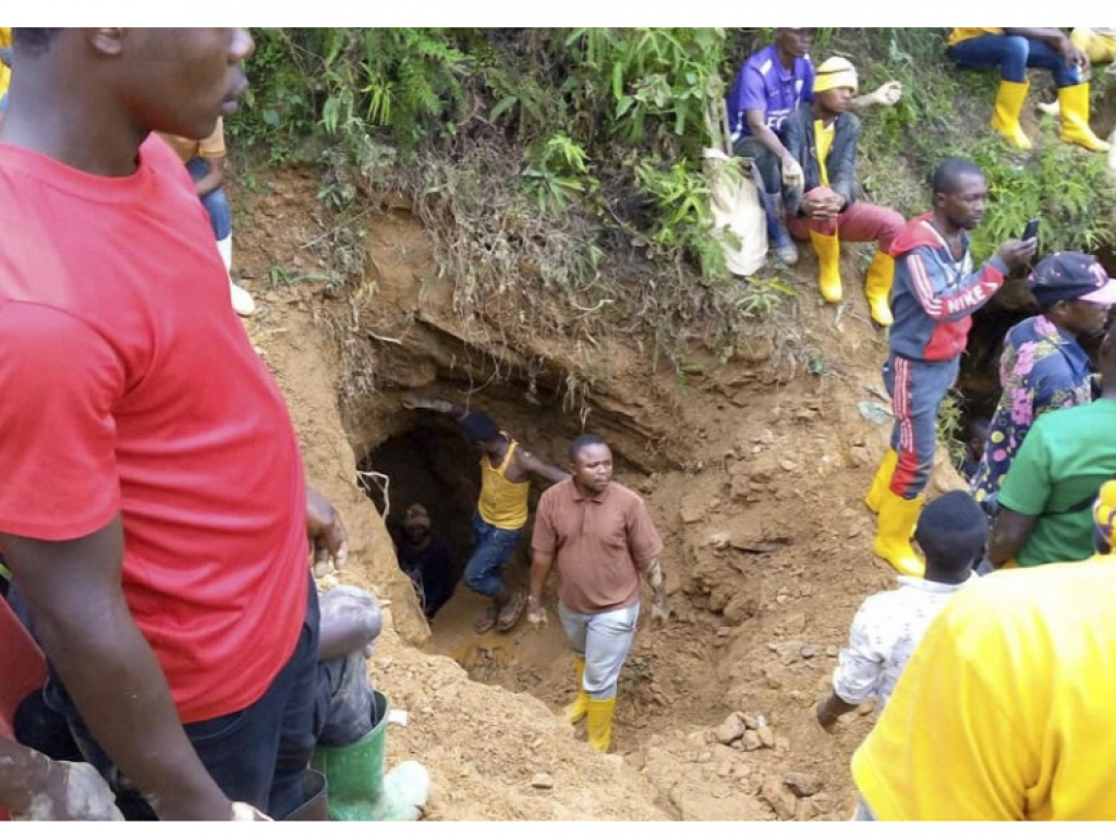 Des sauveteurs travaillent à Kamituga, au Sud-Kivu, le 12 septembre 2020, à l'entrée de l'une des mines où des dizaines de mineurs artisanaux congolais sont morts après de fortes pluies qui ont rempli les tunnels de la mine (photo d'illustration). STRINGER / AFP