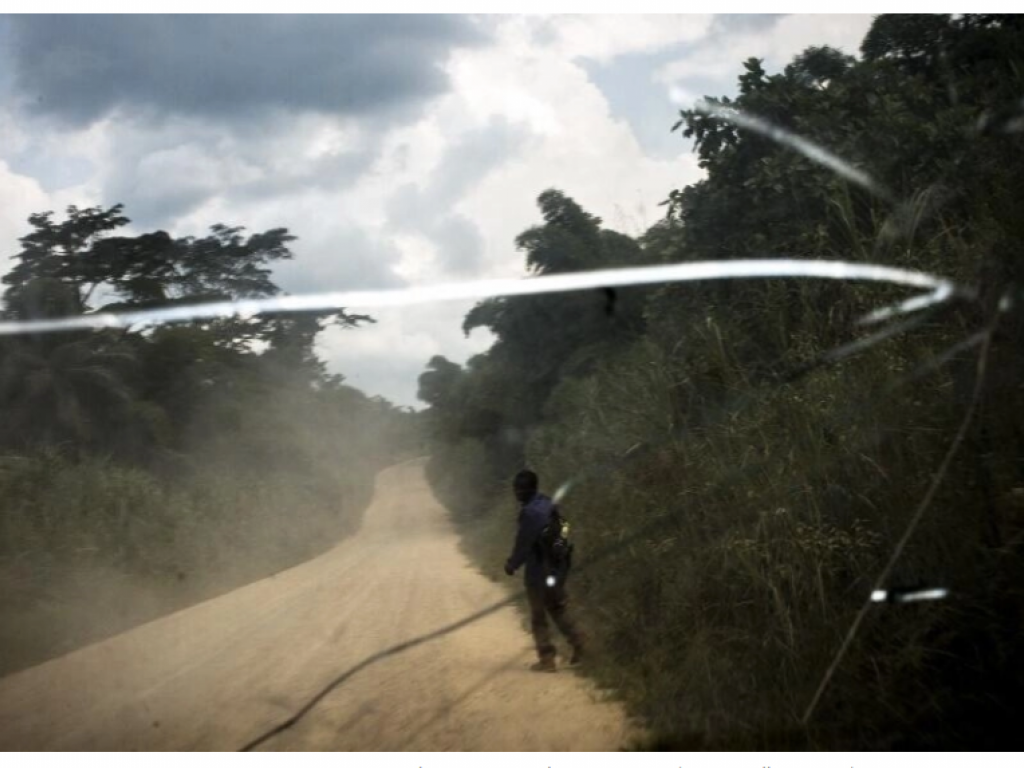 Un homme marche sur une route entre Bunia et Mambasa, dans la province de l'Ituri, en RDC. (image d'illustration) AFP - JOHN WESSELS
