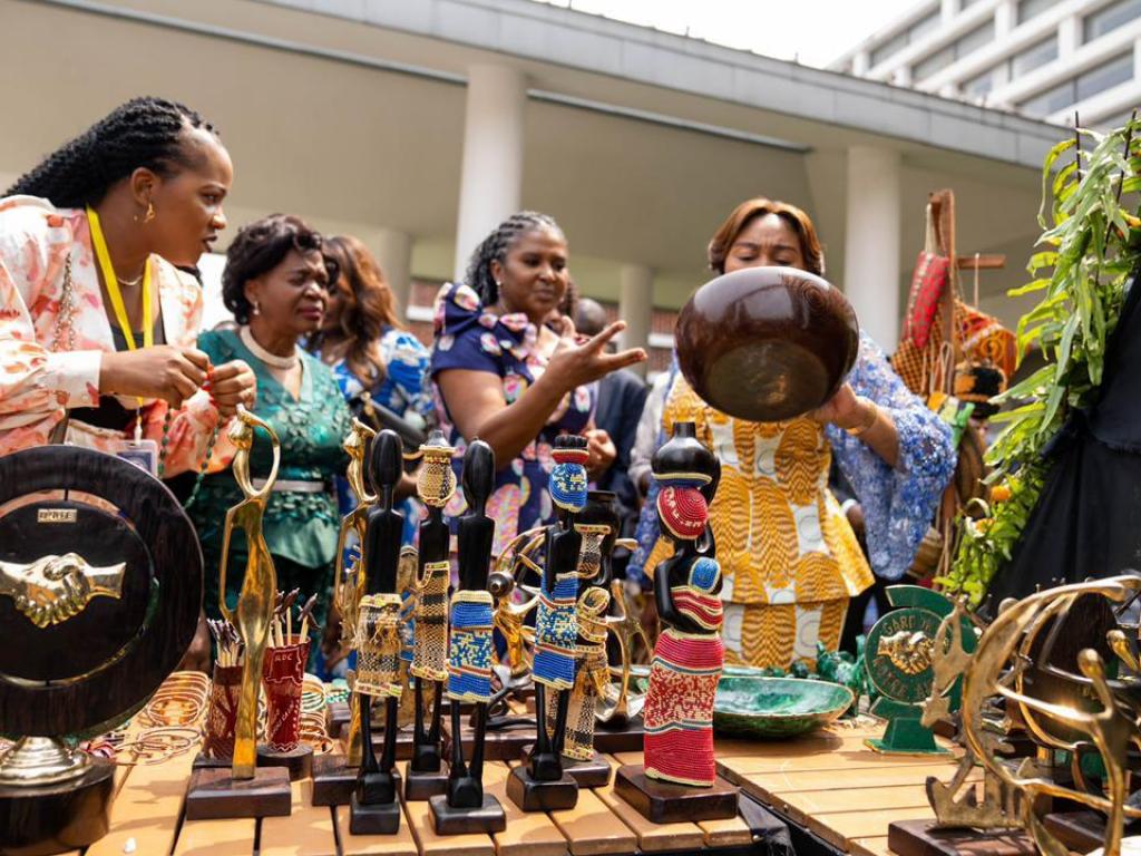 Denise Nyakeru avec ses hotes au Musee National
