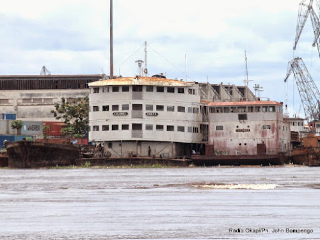 Des bateaux courriers de la compagnie SCTP (ex-Onatra) accostés au Beach de Kinshasa, photo prise sur le fleuve Congo. Photo Don John Bompengo
