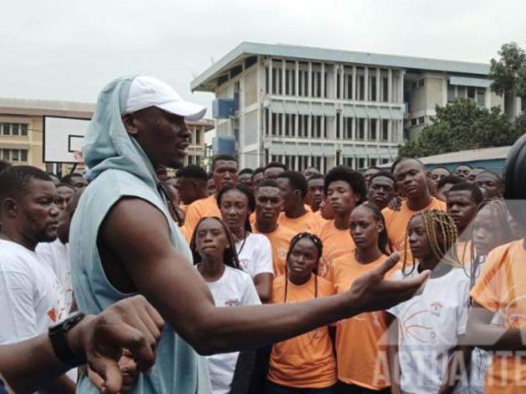 Bismack Biyombo avec les jeunes lors du lancement de son camp basketball à Kinshasa