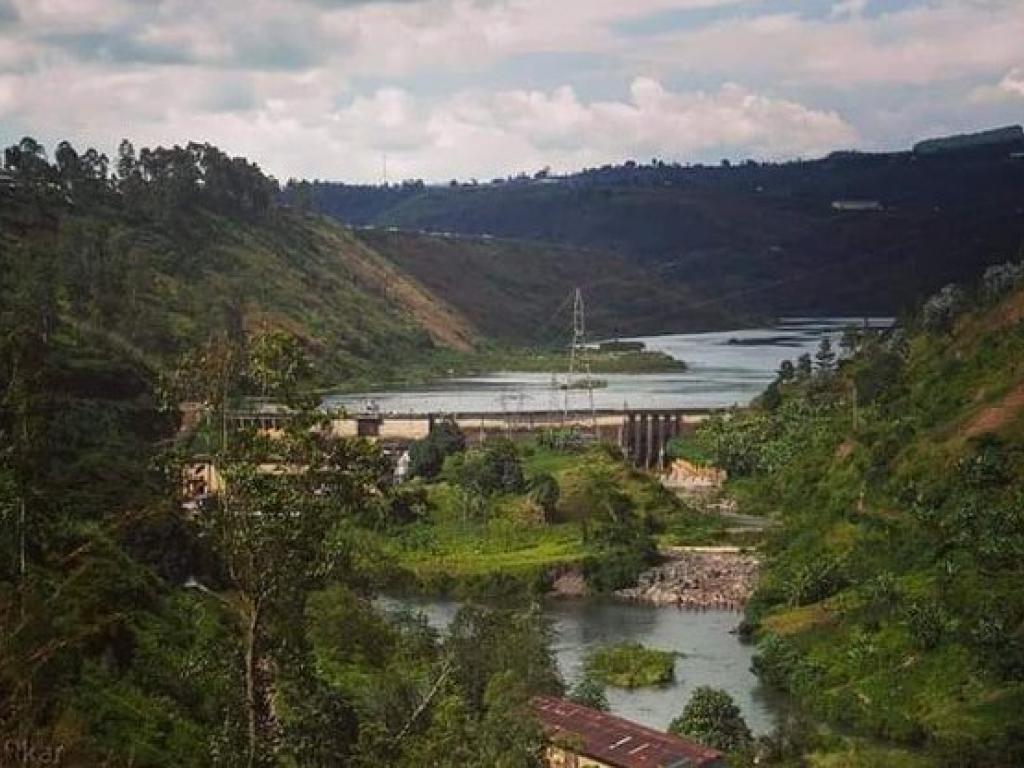 En dehors de cette centrale propre à la SNEL, une autre quantité du courant électrique provient du barrage de la SINELAC (Société internationale de l’Électricité des Grands Lacs),