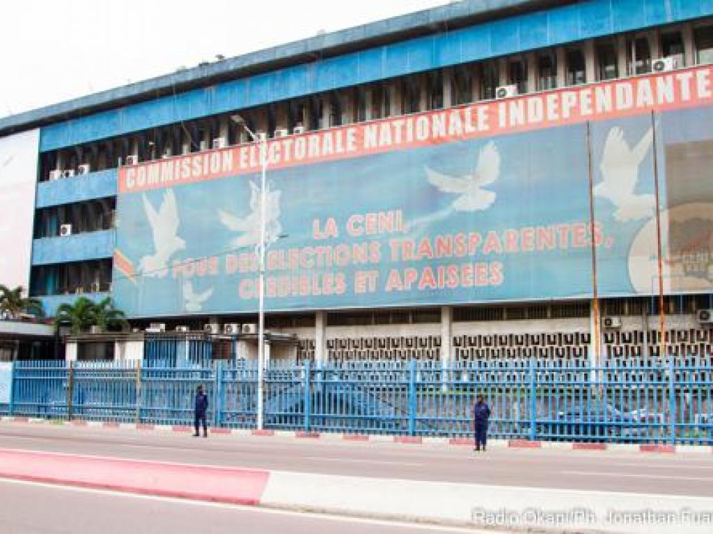 Quelques policiers placés devant le siège de la CENI dans la commune de la Gombe. Kinshasa, le 22 novembre 2021. Radio Okapi.Ph/Jonathan Fuanani