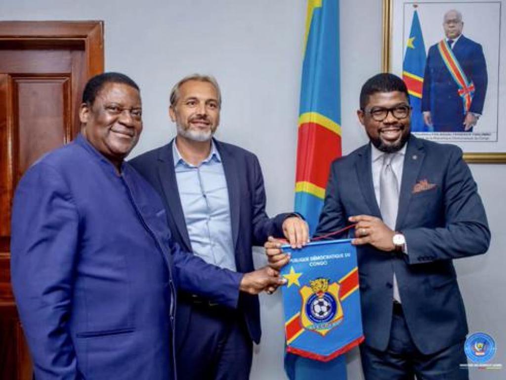 Le coach Sébastien Desabre (Milieu) lors de la signature de son contrat avec la RDC, mardi 23 aout à Kinshasa.