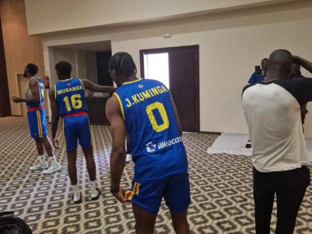 Vue de dos, l'international Congolais de basket ball Jonathan KUMINGA. Photo FEBACO