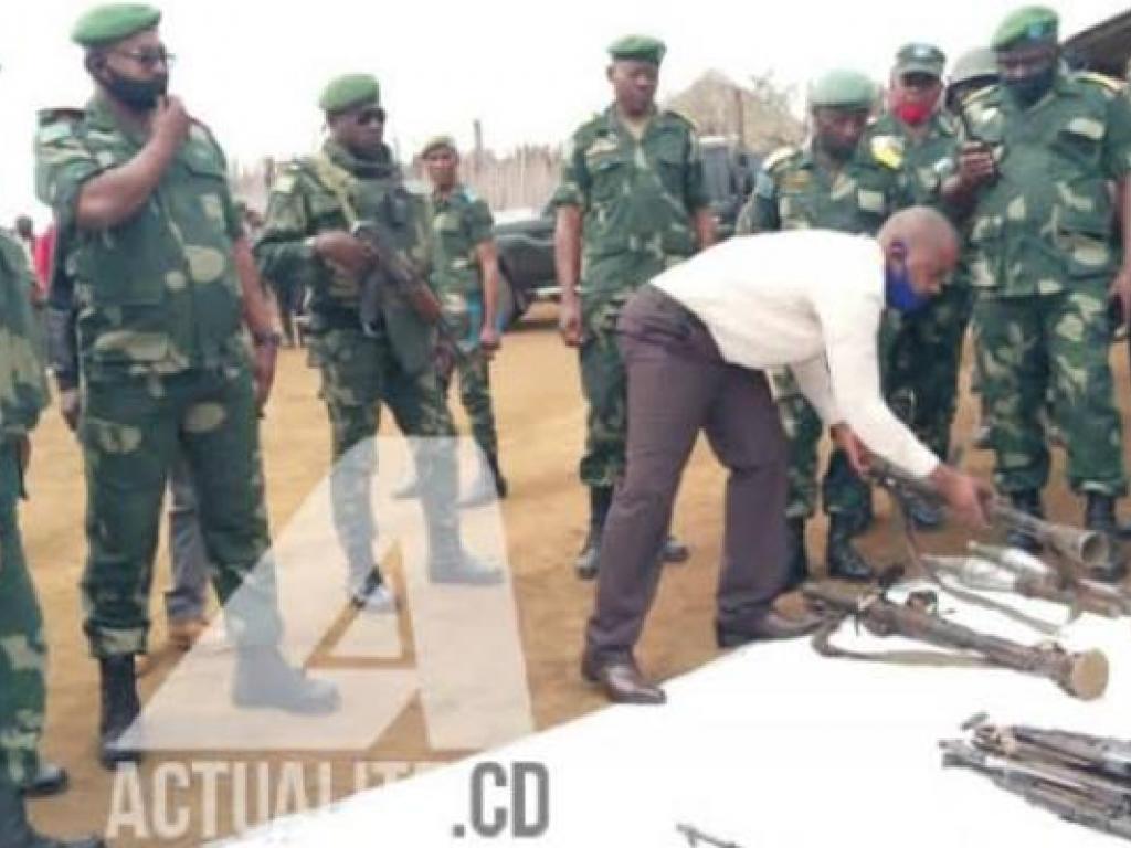 Une scene de presentation d'armes et munitions saisies des mains des groupes rebelles.