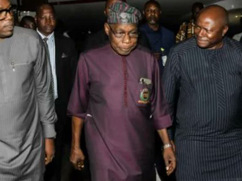 L’ancien président du Nigéria, Olusegun Obasanjo (centre)
