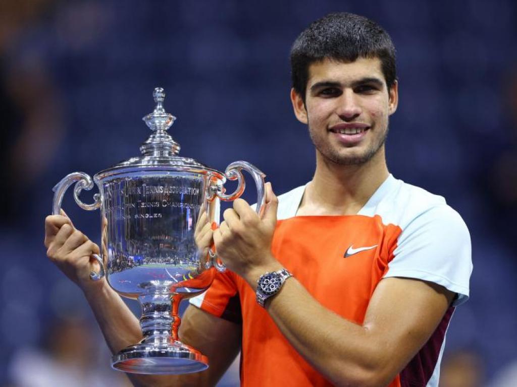 Carlos Alcaraz s'empare de la tête du classement mondial avec son premier titre du Grand Chelem. (ELSA/Getty images via afp)