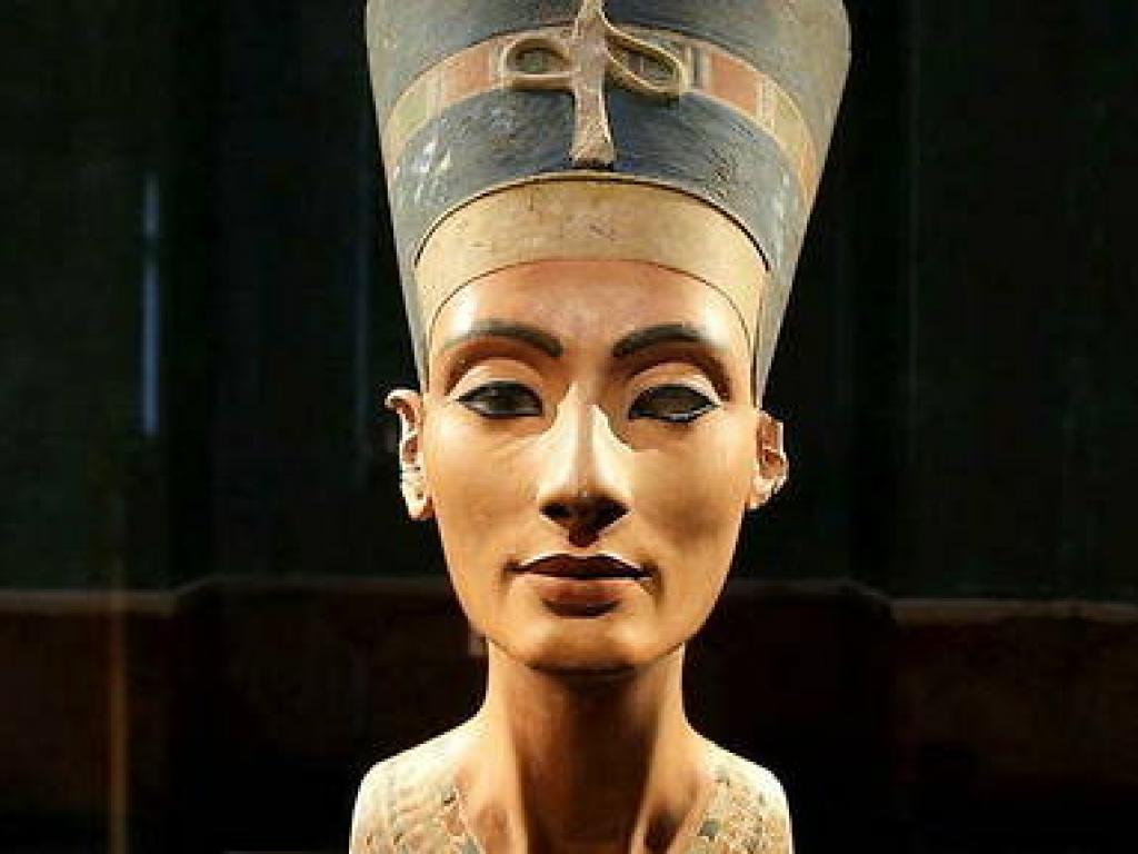 Néfertiti a vécu entre 1370 et 1330 avant notre ère. Elle était la femme du pharaon Akhenaton. © MICHAEL SOHN / POOL / AFP
