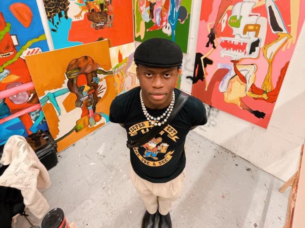 Merveille Kelekele, étudiant congolais aux Beaux-Arts de Paris, devant ses œuvres. DR