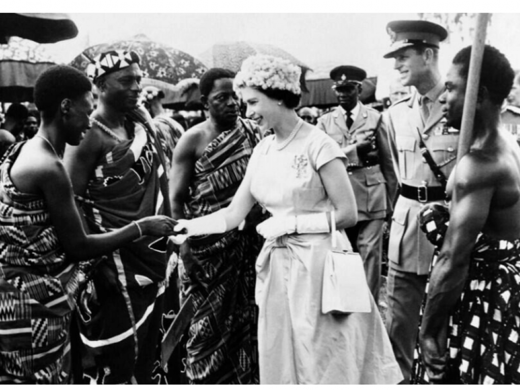 La reine Elizabeth II lors de son premier voyage d'État au Ghana en 1961. AFP - -