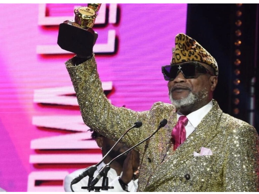 Le chanteur congolais Koffi Olomidé recevant une récompense aux All Africa Music Awards, à Lagos au Nigeria, le 21 novembre 2021. AFP - PIUS UTOMI EKPEI