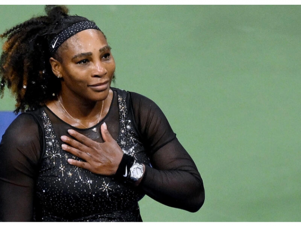 L'Américaine Serena Williams salue le public après sa défaite au 3e tour de l'US Open, vraisemblablement le dernier match de sa carrière, à New York, le 2 septembre 2022 ANGELA WEISS AFP