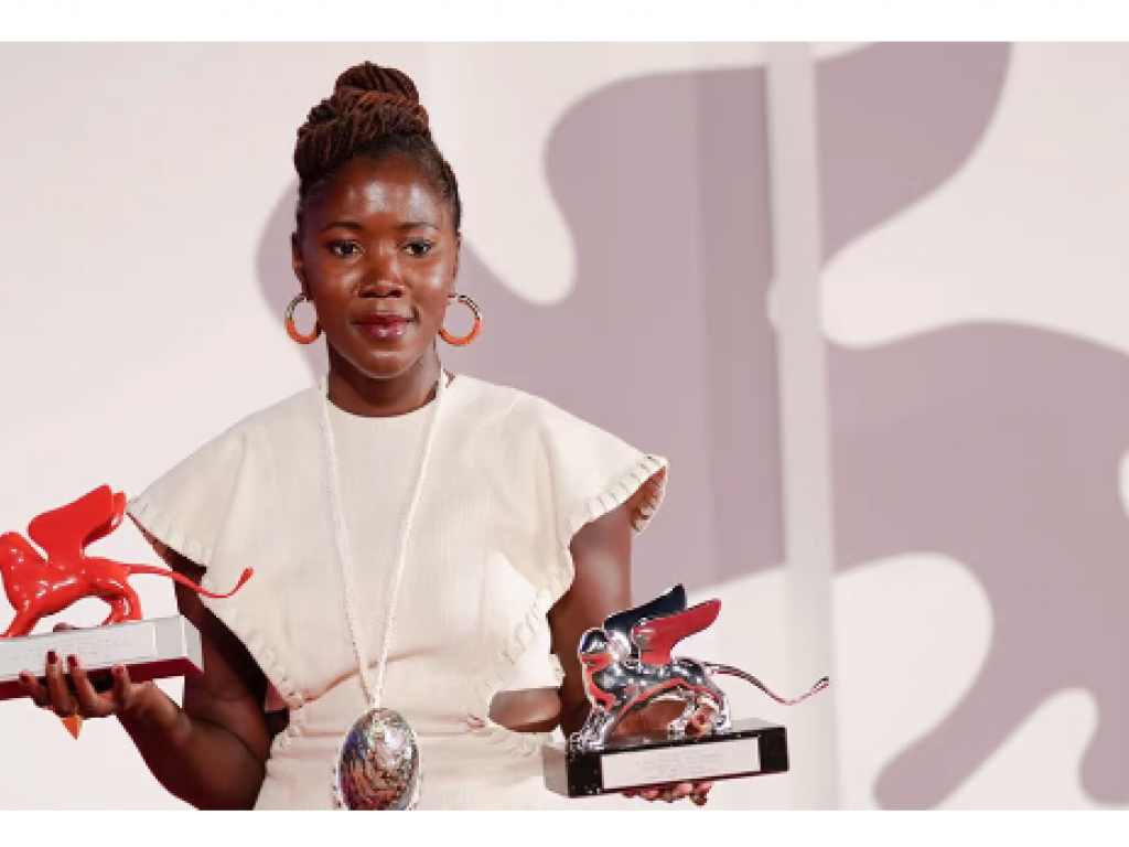 Alice Diop avec ses deux récompenses pour son film « Saint-Omer », lors du 79e Festival international du film de Venise, en Italie, le 10 septembre 2022. © Action Press/Shutterstock /SIPA