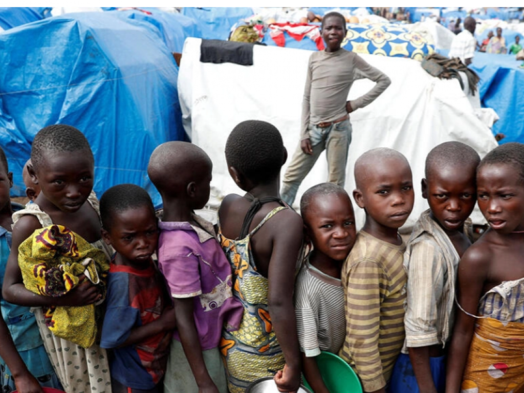 Des enfants déplacés internes attendent la distribution de nourriture dans un camp de personnes déplacées à Bunia, dans la province d'Ituri, dans l'est de la République démocratique du Congo, le 12 avril 2018. (Image d'illustration) REUTERS/Goran Tomasevic