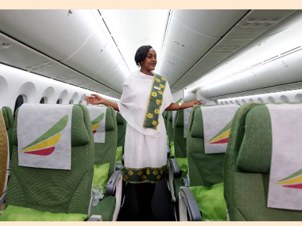 Une hôtesse de l’air dans un vol Ethiopian Airlines/ © Marina Lystseva/TASS/Sipa USA/SIPA.