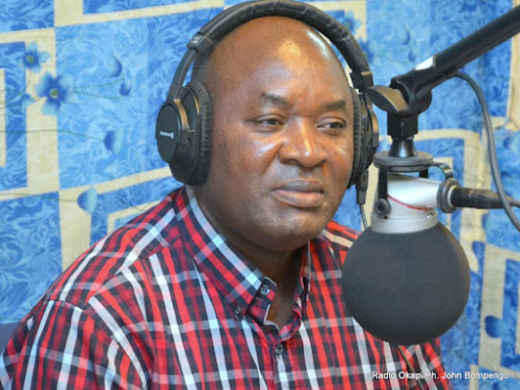 Professeur Tshibangu Kalala au studio de Radio Okapi, le 13/07/2015 à Kinshasa. Photo John Bompengo