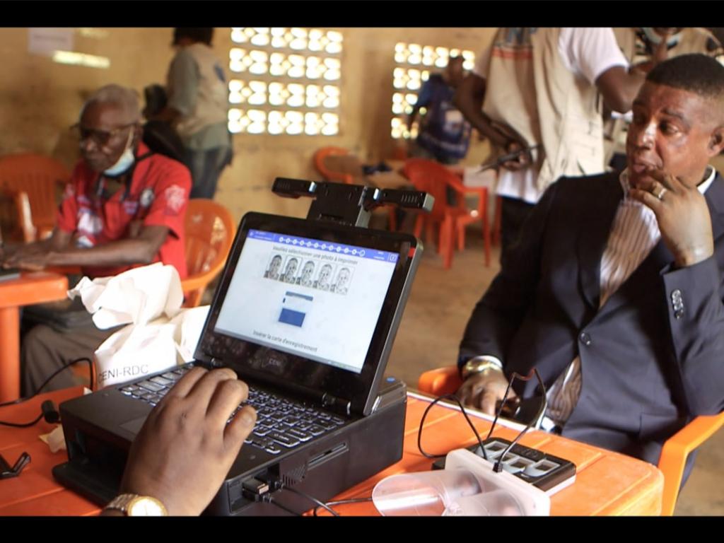 Une seance du test " grandeur nature" des premiers kits electoraux a Luwozi