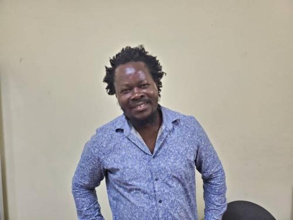 Vitshois Mwilmabwe, artiste visuel et initiateur de Congo Biennale, qui est un festival international d'art visuel. Radio Okapi/Ph. Nana Bolodjua