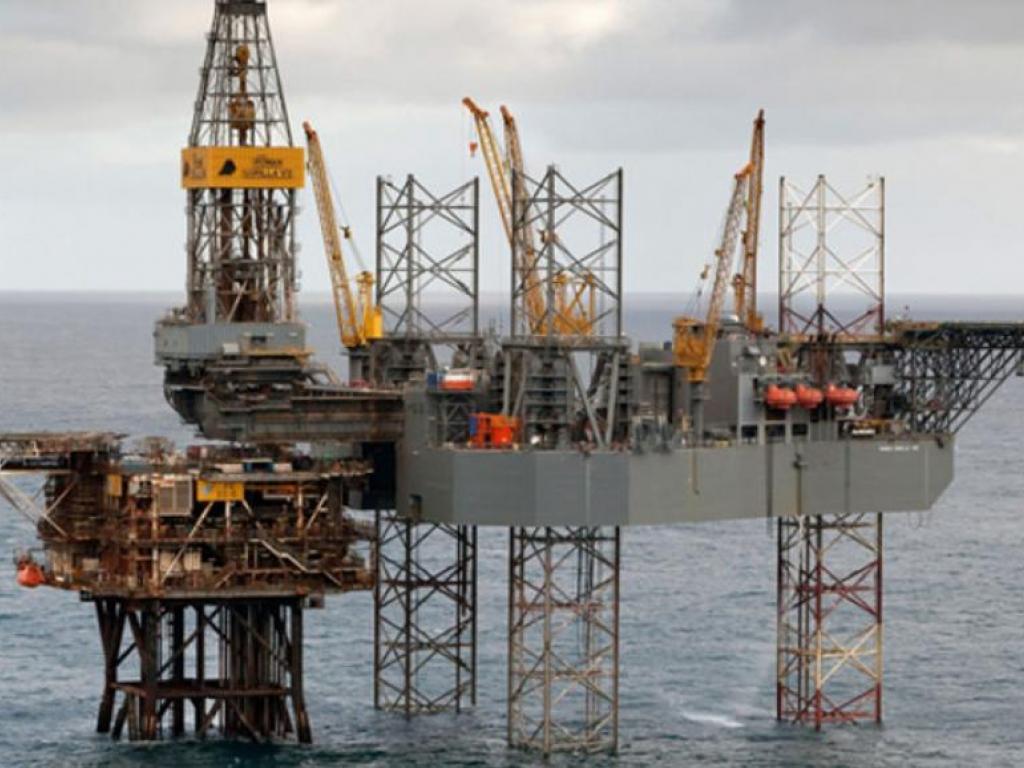 Une plateforme pétrolière. Photo, Drois des tiers