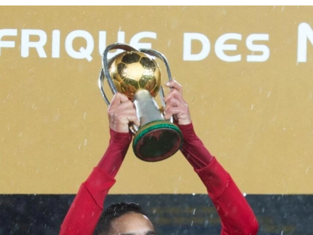 Le trophée du Championnat d'Afrique des nations, ici soulevé en 2018 par le Maroc. AFP - FADEL SENNA