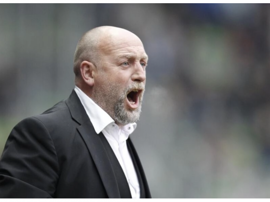  Franck Dumas fait ses valises au TP Mazembe de Lubumbashi , faute de bons resultats. 