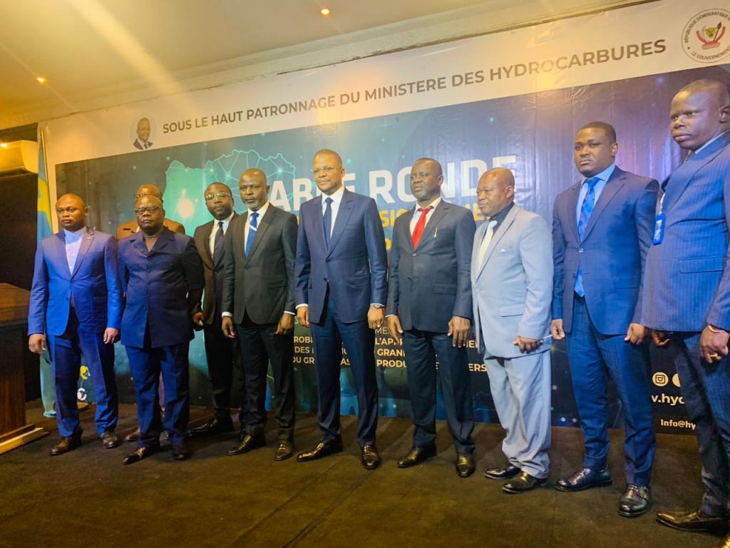 Le Ministre congolais des Hydrocarbures, Didier Budimbu (au centre), a l' ouverture de la table ronde sur l' approvisionnement des produits petroliers.