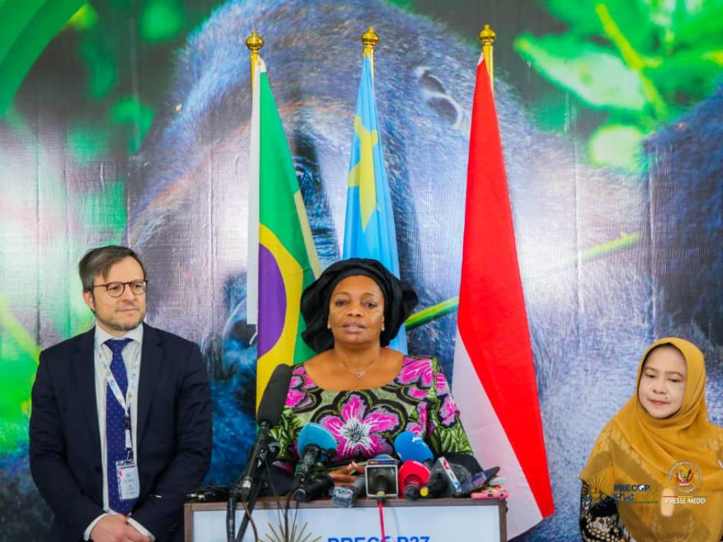 La Ministre congolaise en charge de l' Environnement et les representants du Bresil et de l' Indonesie 