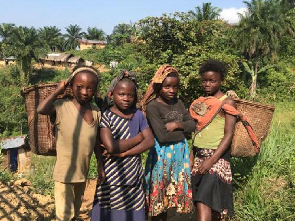[Photo d'illustration] Les jeunes filles de kigulube profitent de leurs vacances scolaires pour aider les parents aux travaux des champs ce 30 juin 2022. Droits tiers