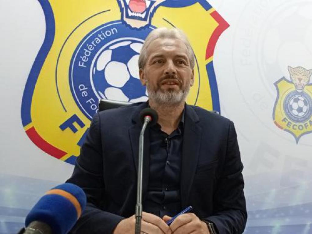 Le sélectionneur manager de Léopards, Sébastien Desarbre, lors d’une conférence de presse au siège de la FECOFA vendredi 21 octobre 2022.