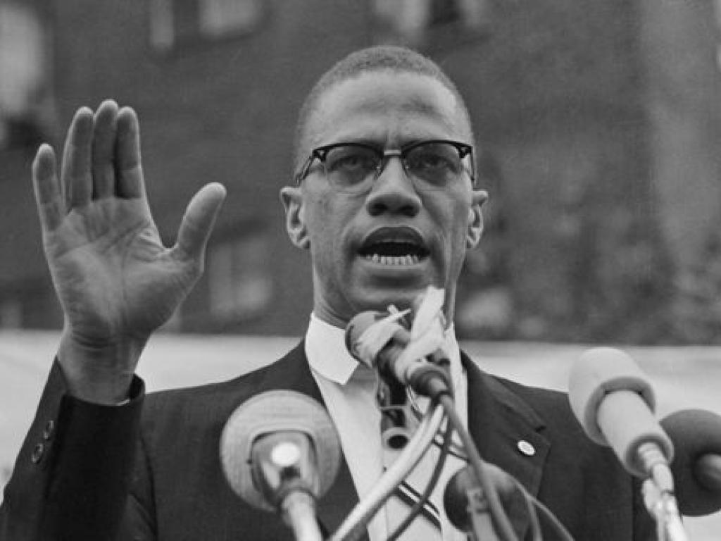 Malcolm X a dit : “Notre histoire n’a pas commencé dans les chaînes.”