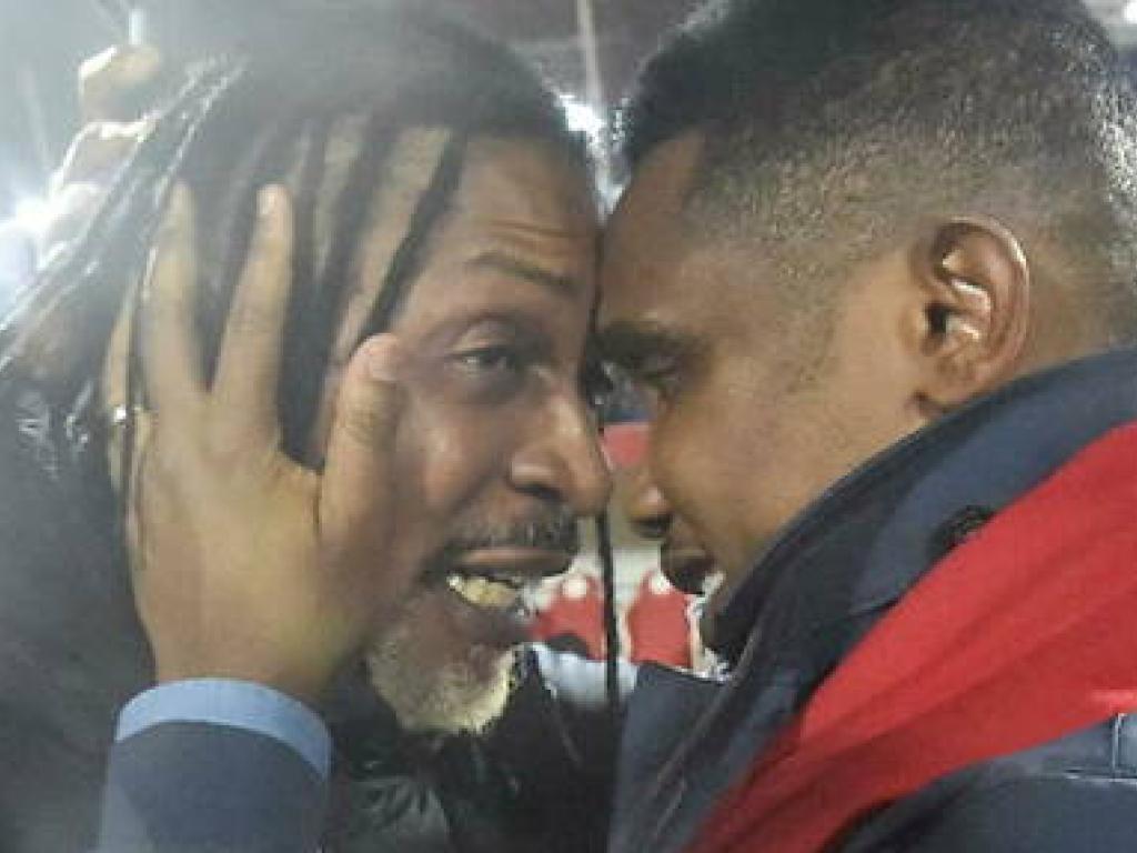 Rigobert Song, capitaine emblématique des Lions indomptables, aujourd'hui sélectionneur du Cameroun, et Samuel Eto'o, attaquant de légende  et président de la Fédération camerounaise de football (Fecafoot) : vont-ils trouver la bonne potion pour aller loin dans ce Mondial au Qatar ?  © - / AFP