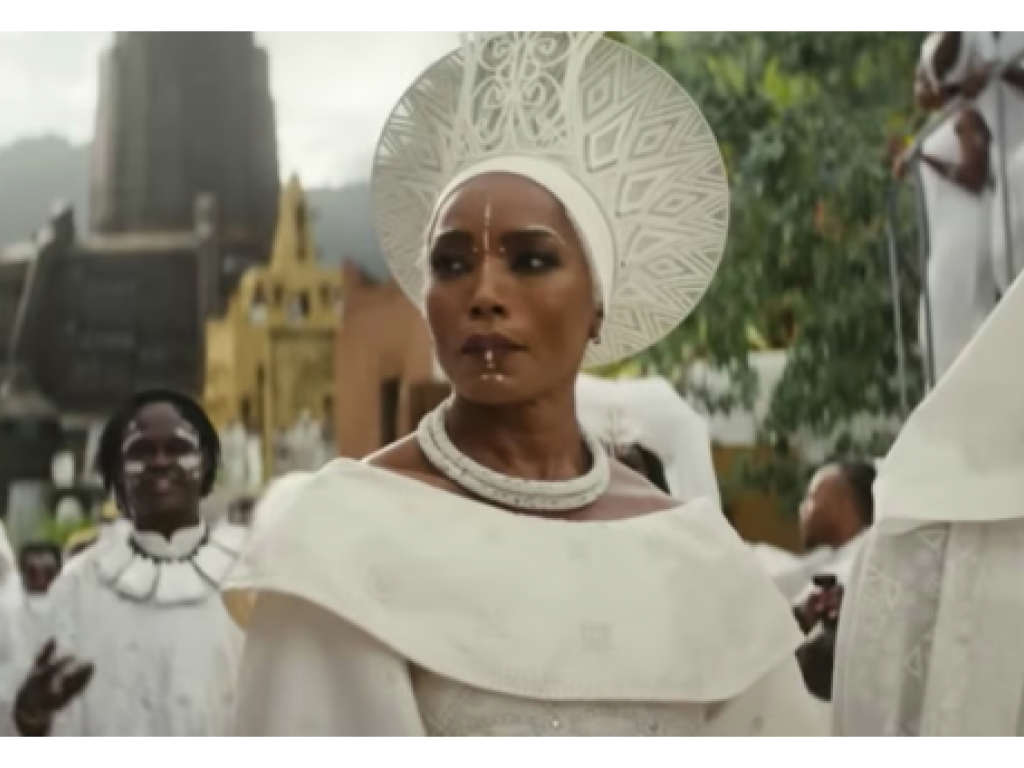 Après la disparition de T’Challa / Black Panther, incarné par Chadwick Boseman, décédé en 2020, sa mère, Ramonda, devient reine. © WaltDisney Production.