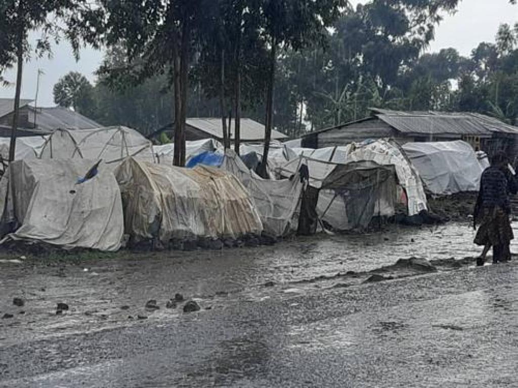 Des abris de fortune au camp des déplacés de Kanyaruchinya, près de Goma(Nord-Kivu), le 21 novembre 2022. Radio Okapi/Ph. Sifa Maguru